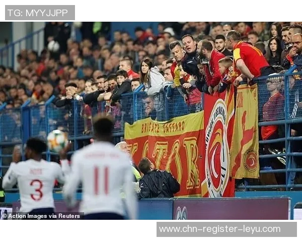 足球赛场上的惨烈斗殴事件揭示了体育竞技中的暴力问题与社会责任